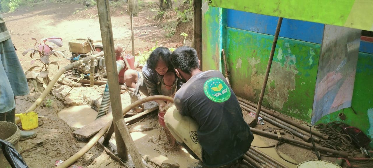 Wakaf infrastruktur mck sumber Air bersih untuk pondok pesantren-pesantren dan warga di wilayah daerah-daerah pelosok
